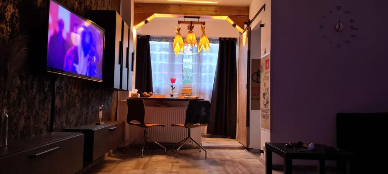 Tiki'S Bar Studio Bukarest Kültér fotó