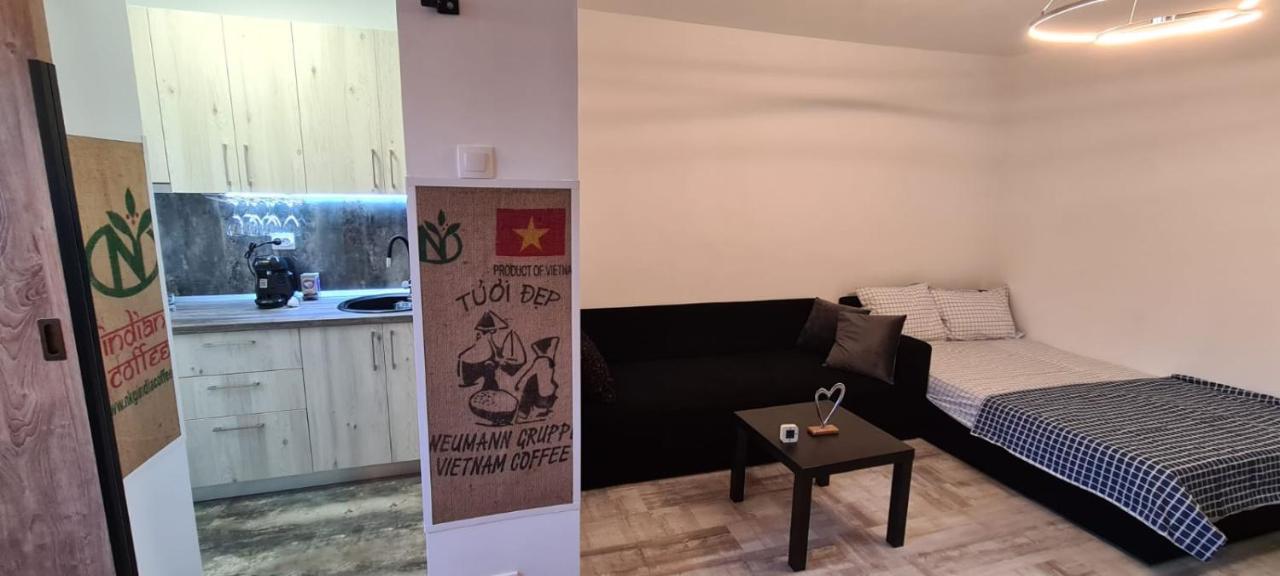 Tiki'S Bar Studio Bukarest Kültér fotó